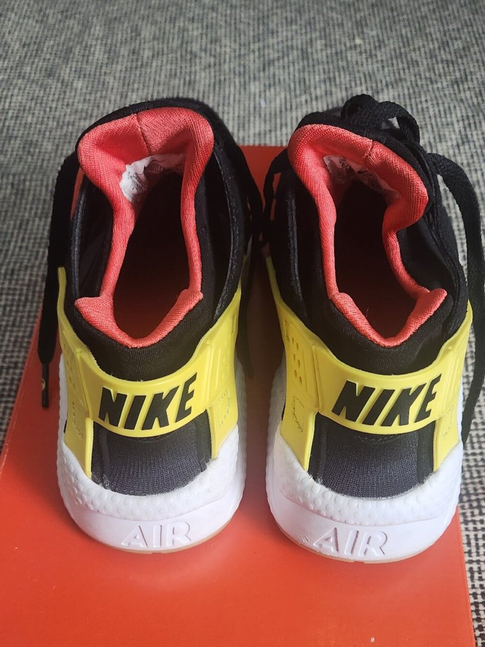 Nike Air Huarache Smiley Face Sneakers Women’s US 8 - Picture 3 of 10